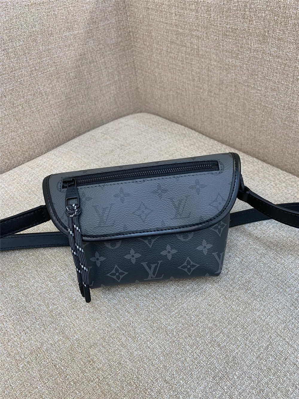 Louis Vuitton PULSE M12806  size：22.5x16x5cm 2025 new 